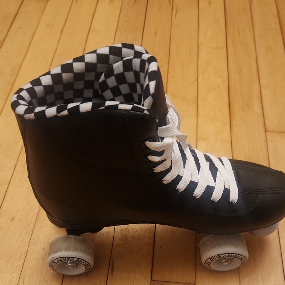 Black and White Checkered High-Top Roller Skates - Picture 4 of 7